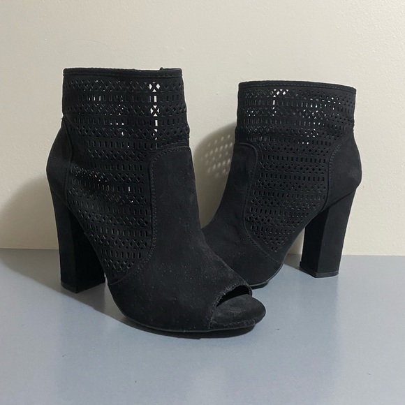 size 7, peep toe bootie. Black - Picture 4 of 5